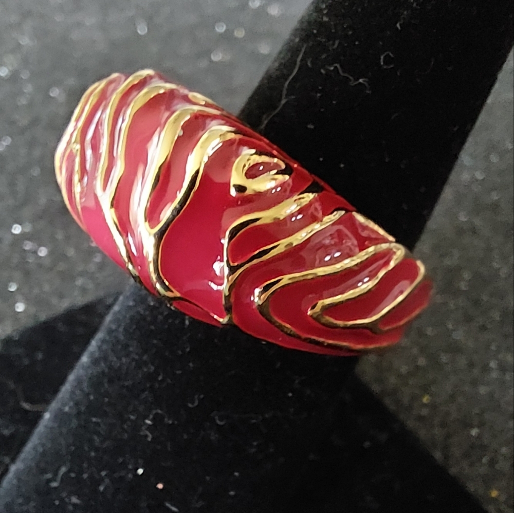 St. John Vintage In Original Box Red Enamel w/Goldtone Veins Dome Ring